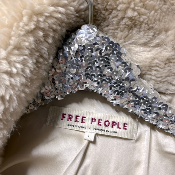 Free People Pretty Perfect Faux Fur Peacoat, Color Tea / Off-White Sz Large NWT - Picture 3 of 9